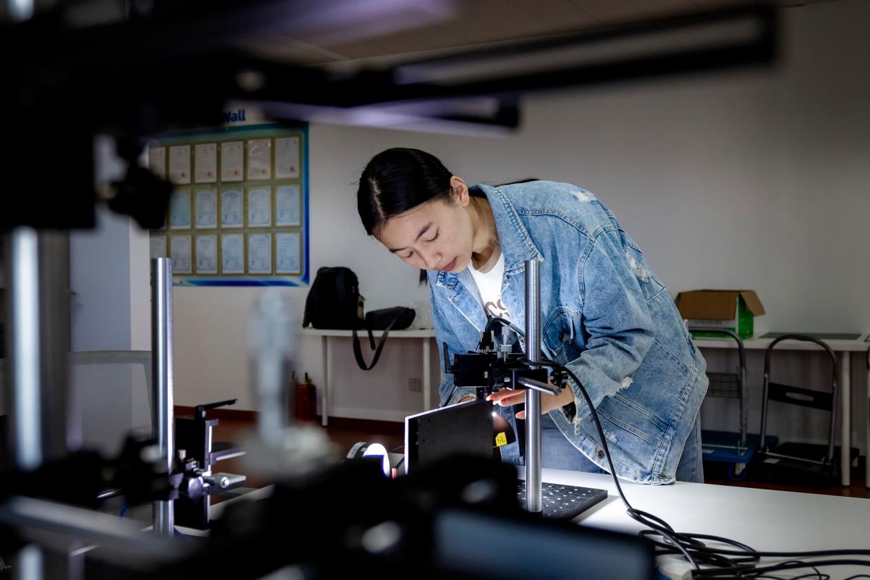 NXHY engineer calibrating a welding vision system